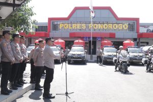 Serentak, Polres Ponorogo Droping Air Bersih dan Beri Bantuan Tandon di 18 Wilayah