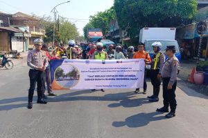 Harlantas Bhayangkara ke-69, Polres Pelabuhan Tanjungperak Gandeng PT KAI Daop 8 Sosialisasikan Keselamatan di Perlintasan Sebidang