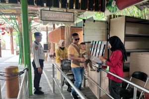 Giat Patroli Dialogis Ke Tempat Wisata, Personel Pam Obvit Satsamapta Polres Batu Berharap Situasi Kamtibmas Menjelang Pilkada Kota Batu 2024 Aman Kondusif