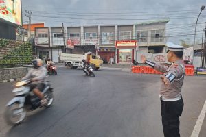 Berharap Arus Lalu Lintas Aman dan Lancar, Anggota Satlantas Polres Batu Laksanakan Poros Pagi
