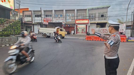 Berharap Arus Lalu Lintas Aman dan Lancar, Anggota Satlantas Polres Batu Laksanakan Poros Pagi