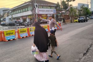 Pastikan Lancar, Anggota Satlantas Polres Batu Sebar Lebar Giat Strong Point Saat Weekend