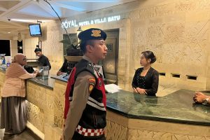 Berharap Sitkamtibmas Menjelang Pilkada Kota Batu 2024 Aman Kondusif, Anggota Pam Obvit Satsamapta Polres Batu Giat Patroli Dialogis Ke Tempat Wisata