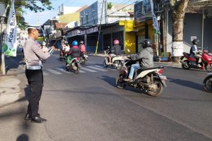 Pastikan Lancar, Personil Satlantas Polres Batu Sebar Lebar Giat Strong Point Saat Weekend