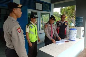 Berharap Sitkamtibmas Menjelang Pilkada Kota Batu T.A. 2024 Aman Kondusif, Personil Pam Obvit Satsamapta Polres Batu Giat Patroli Dialogis Ke Tempat Wisata