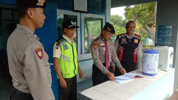 Berharap Sitkamtibmas Menjelang Pilkada Kota Batu T.A. 2024 Aman Kondusif, Personil Pam Obvit Satsamapta Polres Batu Giat Patroli Dialogis Ke Tempat Wisata