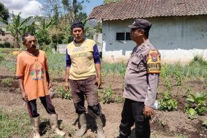 Berharap Sitkamtibmas Tetap Aman Kondusif Menjelang Pilkada 2024, Personel Polisi RW Polres Batu Giat Sambang Desa