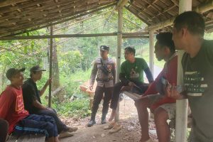 Berharap Sitkamtibmas Tetap Aman dan Kondusif Menjelang Pilkada 2024, Personel Polisi RW Polres Batu Giat Sambang Desa