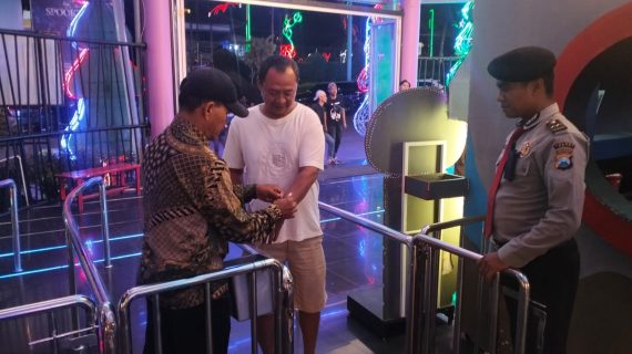Berharap Sitkamtibmas Menjelang Pilkada Kota Batu T.A. 2024 Aman dan Kondusif, Personel Pam Obvit Satsamapta Polres Batu Giat Patroli Dialogis Ke Tempat Wisata