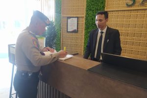 Berharap Sitkamtibmas Menjelang Pilkada Kota Batu T.A. 2024 Aman Kondusif, Anggota Pam Obvit Satsamapta Polres Batu Giat Patroli Dialogis Ke Tempat Wisata