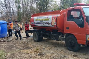 Polri Peduli, Polres Nganjuk Salurkan Bantuan Air Bersih di Tengah Kemarau Panjang