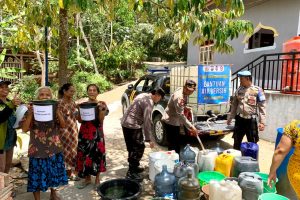 Tak Hanya Distribusikan Air Bersih, Patroli Genthong Polisi Juga Berbagi Ember Gratis di Trenggalek