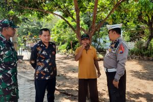 Berharap Sitkamtibmas Tetap Aman Kondusif Pasca Pungut Suara Pilkada T.A. 2024, Anggota Polisi RW Polres Batu Laksanakan Sambang Desa