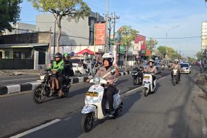 Polwan Polres Gresik Jadi Pionir Patroli Kendarai Motor Listrik Edukasi Ramah Lingkungan