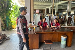 Berharap Sitkamtibmas Menjelang Pilkada Kota Batu T.A. 2024 Aman Kondusif, Anggota Pam Obvit Satsamapta Polres Batu Patroli Dialogis Ke Tempat Wisata