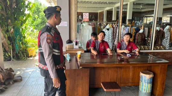 Berharap Sitkamtibmas Menjelang Pilkada Kota Batu T.A. 2024 Aman Kondusif, Anggota Pam Obvit Satsamapta Polres Batu Patroli Dialogis Ke Tempat Wisata