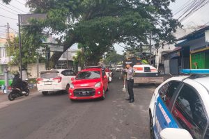 Pastikan Aman dan Lancar, Personel Satlantas Polres Batu Sebar Lebar Giat Strong Point Saat Weekend
