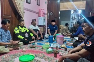 Berharap Sitkamtibmas Tetap Aman Kondusif Menjelang Pilkada T.A. 2024, Personel Polisi RW Polres Batu Giat Sambang Desa