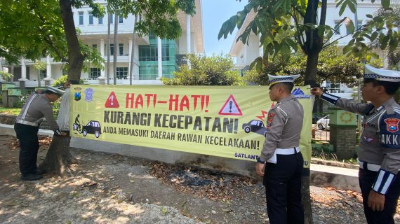 Satlantas Polres Batu Lakukan Pemetaan dan Pasang Spanduk di Lokasi Rawan Kecelakaan dan Bencana Demi Keselamatan Masyarakat