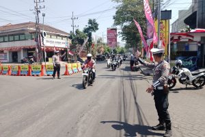 Pastikan Lancar dan Kondusif, Personel Satlantas Polres Batu Sebar Lebar Giat Strong Point Saat Weekend