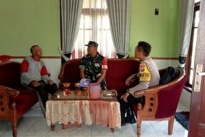 Berharap Sitkamtibmas Tetap Aman Kondusif Jelang Pilkada T.A. 2024, Personel Polisi RW Polres Batu Laksanakan Sambang Desa