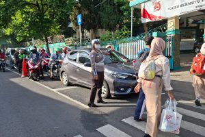 Anggota Satlantas Polres Batu Laksanakan Poros Pagi Di Simpul Rawan Laka dan Rawan Macet