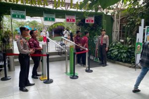 Berharap Sitkamtibmas Jelang Pilkada Kota Batu T.A. 2024 Aman Kondusif, Personel Pam Obvit Satsamapta Polres Batu Laksanakan Patroli Dialogis Ke Tempat Wisata