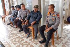 Polres Batu Perkuat Keamanan Jelang Pilkada 2024 Melalui Giat Sambang Desa oleh Polisi RW