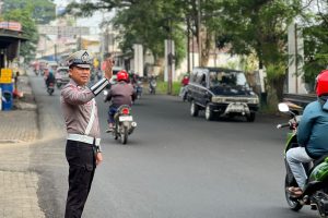 Personel Satlantas Polres Batu Perkuat Poros Pagi di Titik Rawan Kecelakaan dan Macet