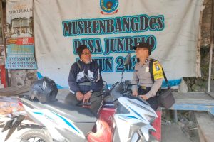 Berharap Sitkamtibmas Tetap Aman Kondusif Jelang Pilkada T.A. 2024, Anggota Polisi RW Polres Batu Laksanakan Sambang Desa