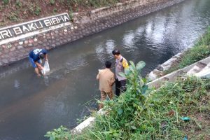 Polisi Bersama Perangkat Desa Tebar 10.000 Bibit Ikan di Bondowoso,Wujudkan Ketahanan Pangan