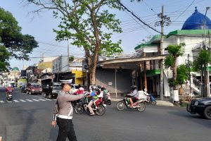 Anggota Satlantas Polres Batu Laksanakan Pengaturan Arus Laku Lintas Guna Menekan Angka kemacetan di Kota Batu