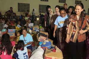 Ketum Bhayangkari Juliati Sigit Prabowo Hibur Pengungsi Korban Erupsi Gunung Lewotobi