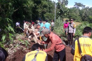Gercep Polisi bersama TNI dan BPBD Tangani Dampak Banjir dan Tanah longsor di Bondowoso