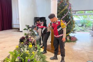Pastikan Aman, Polres Batu Lakukan Sterilisasi Gereja Jelang Natal 2024