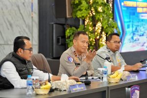 Lanjutkan TFG Polda Lampung – Polda Bali , Korlantas Gelar Tactical Floor Game Pastikan Kesiapan Operasi Lilin 2024, Kakorlantas Imbau Masyarakat Waspadai Titik Rawan