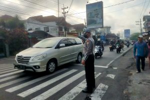 Anggota Satlantas Polres Batu Giatkan Poros Pagi, Pastikan Kelancaran dan Keamanan Lalu Lintas