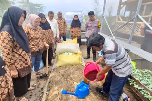Dukung Asta Cita, Kapolsek Bumiaji Gelar Edukasi Pekarangan Pangan Lestari di Desa Pandanrejo