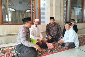 Anggota Polisi RW Polres Batu Sambang Warga, Jaga Situasi Kondusif Pasca Pungut Suara Pilkada dan Jelang Nataru 2024