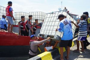 Polres Probolinggo Kota Distribusikan Bantuan 10 Ribu Liter Air Bersih untuk Warga Gili Ketapang