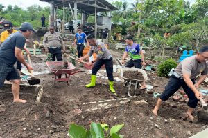 Gotong Royong Polisi Bersama Warga Perbaiki Makam yang Rusak Akibat Banjir di Blitar