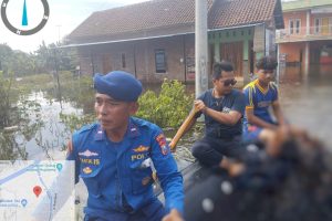 Ditpolairud Polda Jatim Terjunkan Personel Bantu Evakuasi Korban Banjir