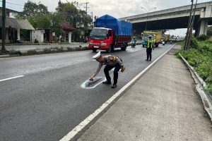 Jelang Nataru, Polres Pasuruan Mitigasi Jalur Surabaya-Malang, Tambal Jalan Berlubang