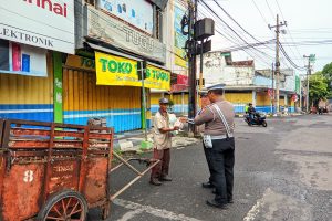 Jelang Nataru Polres Lumajang Beri Edukasi Masyarakat Tertib Lalu Lintas Sambil Berbagi Nasbung
