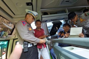 Polres Batu Lakukan Ramcek dan Tes Urine Sopir Bus Pariwisata Demi Keselamatan Wisatawan