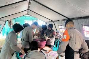 Brimob Bergerak Bantu Evakuasi Korban Banjir dan Longsor di Jateng