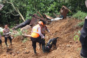 Tim K-9 Polda Jateng Berhasil Temukan Jenazah Bayi 5 Bulan yang Tertimbun Tanah Longsor