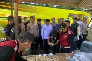 Operasi Ketupat Semeru 2025, Polresta Banyuwangi Gelar Tes Urine Bagi Sopir Bus