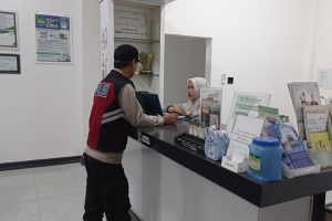 Anggota Polsek Kasembon Laksanakan Patroli Dialogis di Klinik Dr. Eka, Sampaikan Imbauan Kamtibmas
