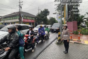 Satlantas Polres Batu Siagakan Personel di Setiap Simpul Jalan untuk Pengamanan Jalur Long Weekend
